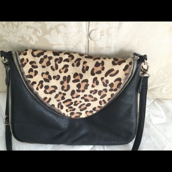 Fold over leopard accent handbag - Picture 13 of 14